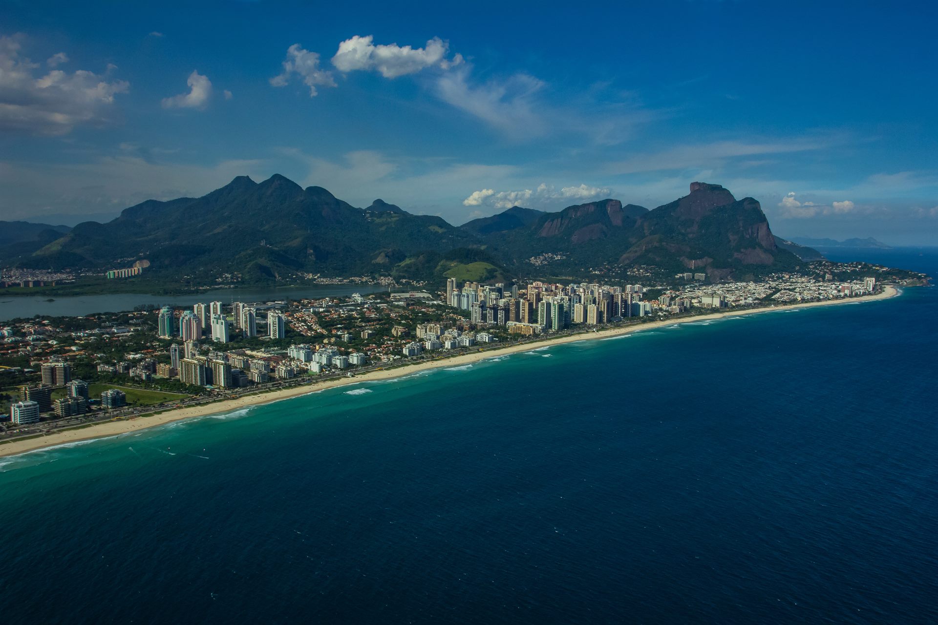 Vista aérea da Barra da Tijuca mostrando a orla, a lagoa e a região da ABM onde fica o Kronos by Tegra
